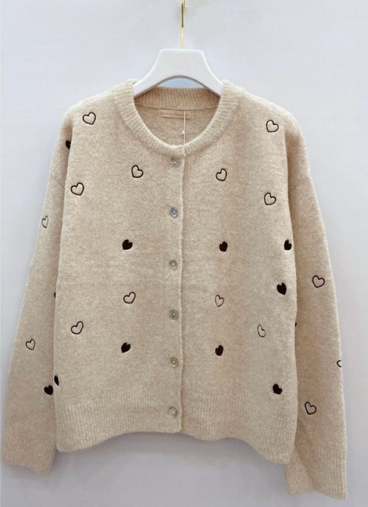 Sweter w serduszka A2233